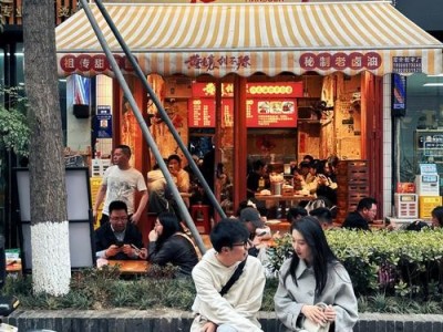 红星桥下的三轮车茶摊，品味成都的流动味道与城市风情
