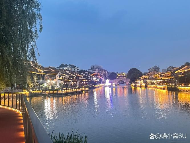 晨曦中的九眼桥酒吧街,一杯熟普,消融昨夜忧愁的温柔时光。