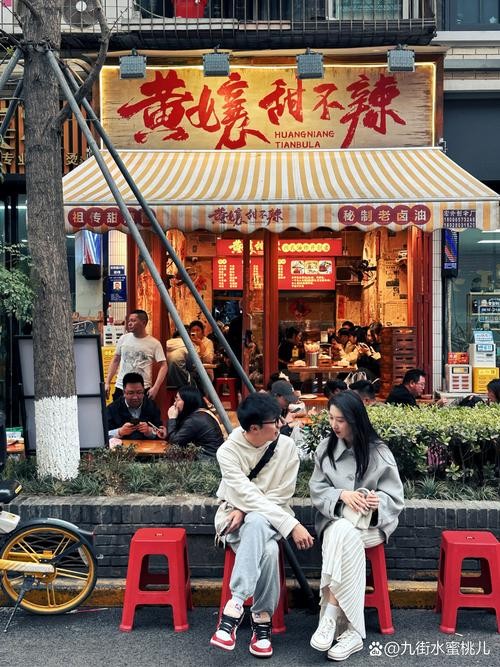 红星桥下的三轮车茶摊,品味成都的流动味道与城市风情